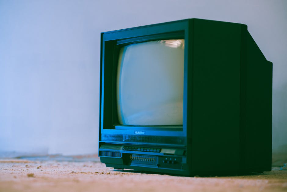 책상 위에 놓인 두꺼운 브라운관 CRT 모니터