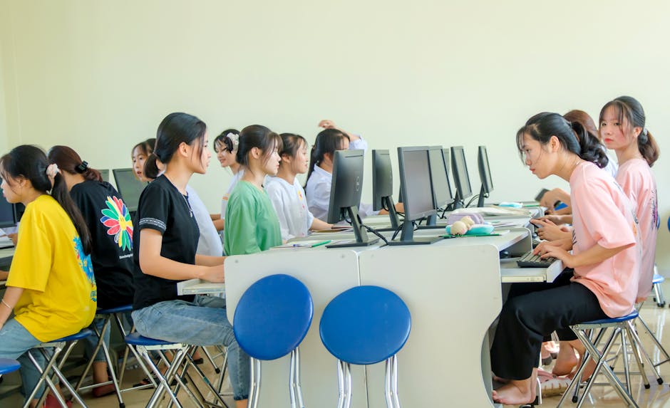 옛날 컴퓨터 화면에 BBS 프로그램이 실행되는 모습과 모뎀이 연결된 전화선