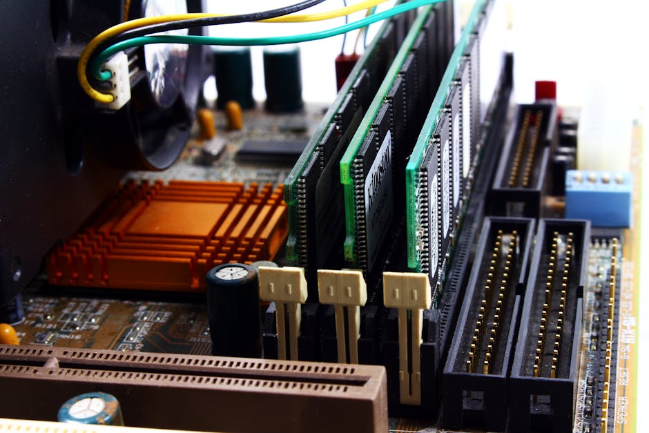 다양한 종류의 DDR5 및 DDR4 RAM 모듈이 메인보드에 장착될 준비를 하고 있는 모습