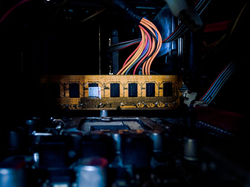 다양한 종류의 DDR5 및 DDR4 RAM 모듈이 메인보드에 장착될 준비를 하고 있는 모습