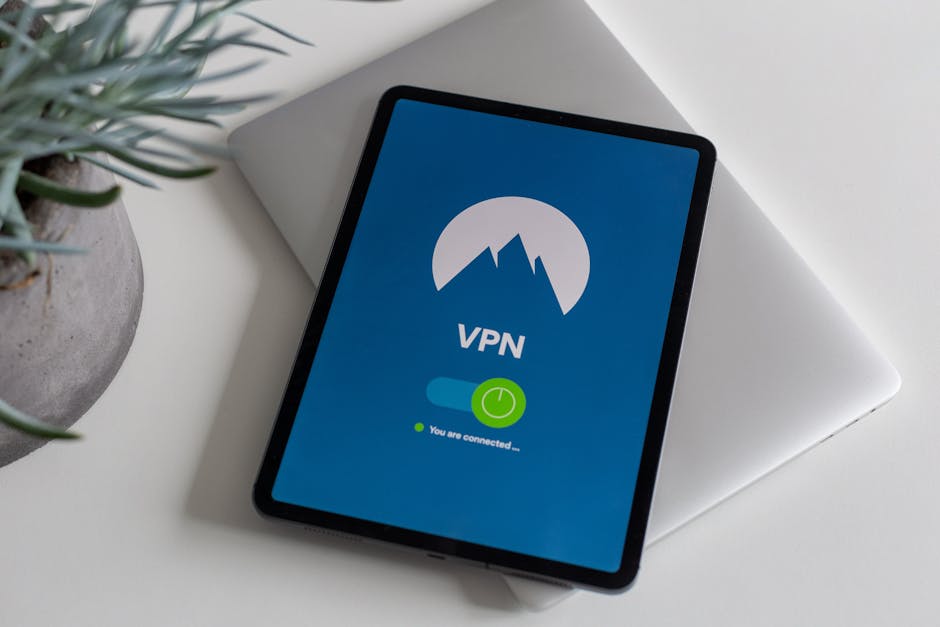 디지털 보안, 비밀번호 관리, 피싱 예방, VPN, 데이터 암호화를 나타내는 시각적인 이미지