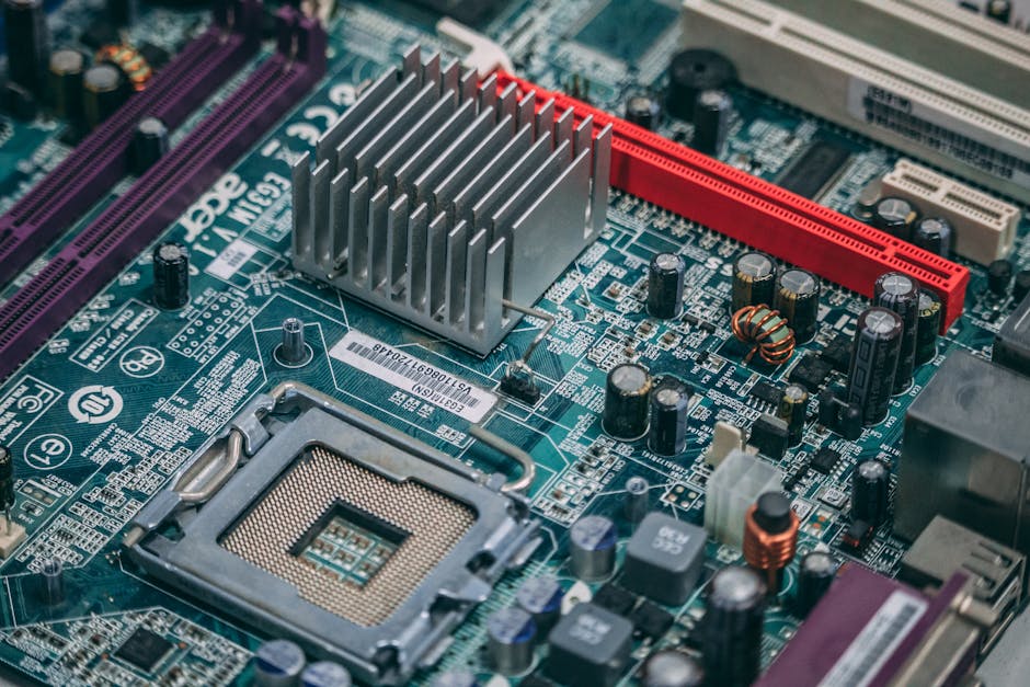 다양한 형태의 CPU 쿨러와 컴퓨터 내부 모습