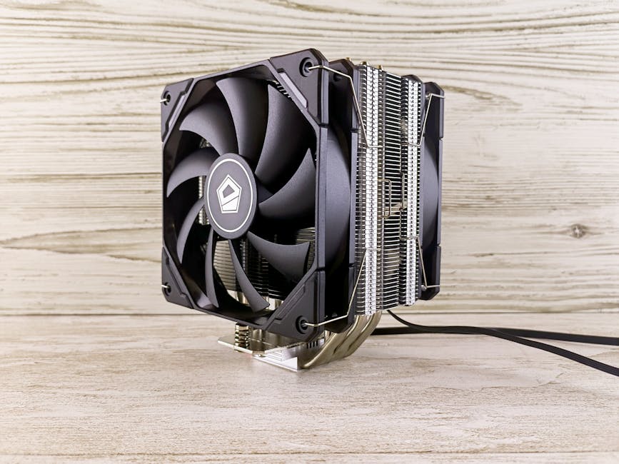 다양한 형태의 CPU 쿨러와 컴퓨터 내부 모습