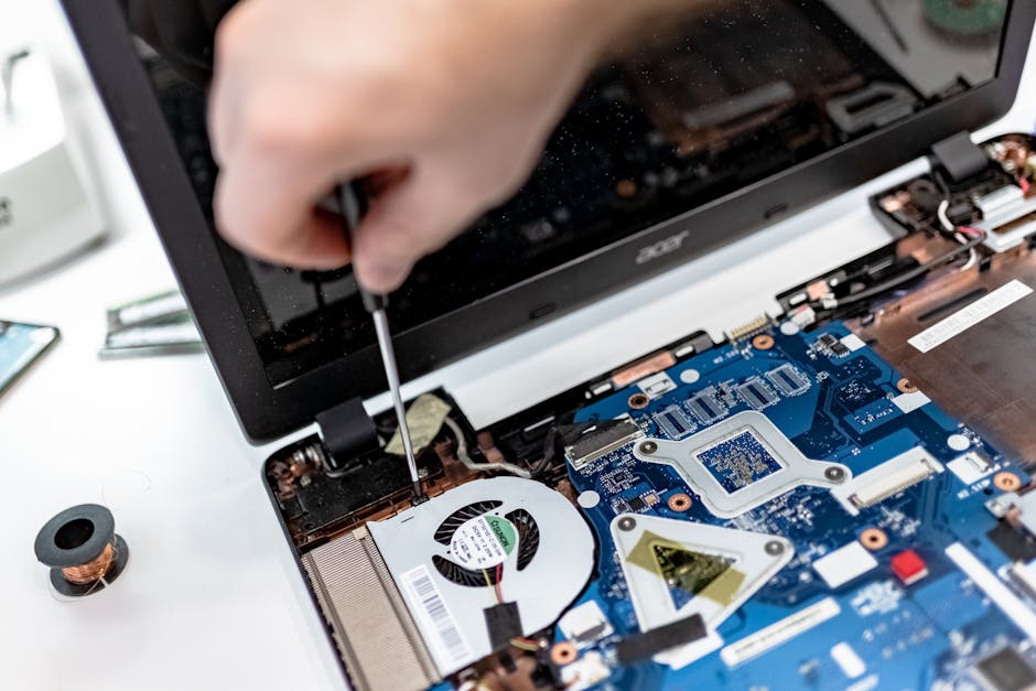 컴퓨터 수리와 디지털 최적화 개념 이미지