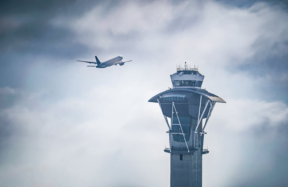 글로벌 공항 관제탑과 활주로를 연상시키는 이미지