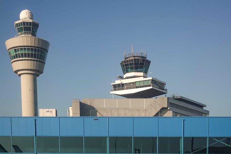 글로벌 공항 관제탑과 활주로를 연상시키는 이미지