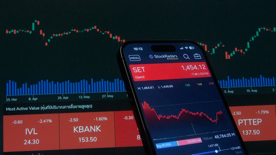 주식 시장 차트와 디지털 데이터를 바라보는 비즈니스맨의 시선