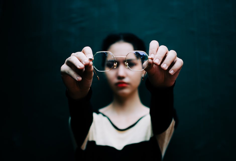 다양한 디자인의 스마트 안경과 이를 착용한 사람들의 모습