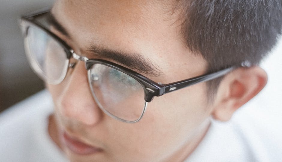 다양한 디자인의 스마트 안경과 이를 착용한 사람들의 모습