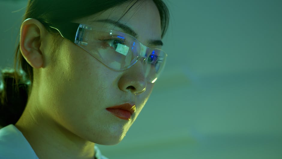 다양한 디자인의 스마트 안경과 이를 착용한 사람들의 모습