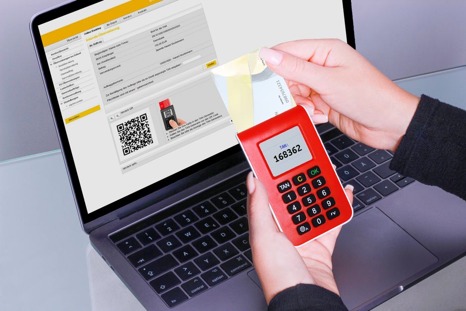 스마트폰으로 QR 코드를 안전하게 스캔하는 모습