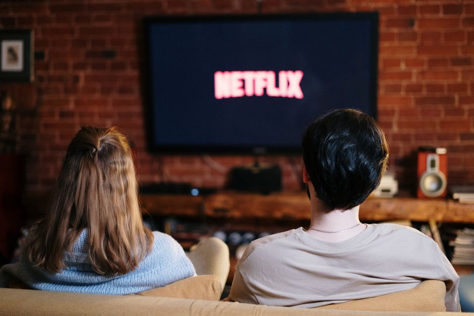 다양한 콘텐츠를 재생하는 스마트 TV 화면과 복잡한 설정 메뉴를 조절하는 손
