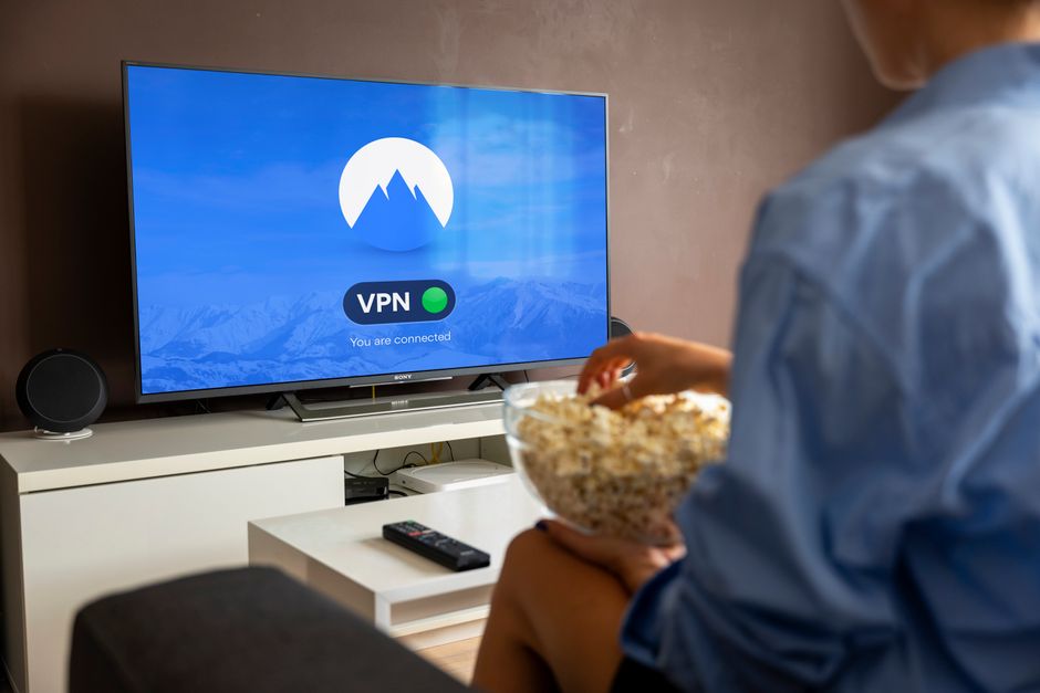 스마트 TV와 네트워크 연결을 관리하는 모습