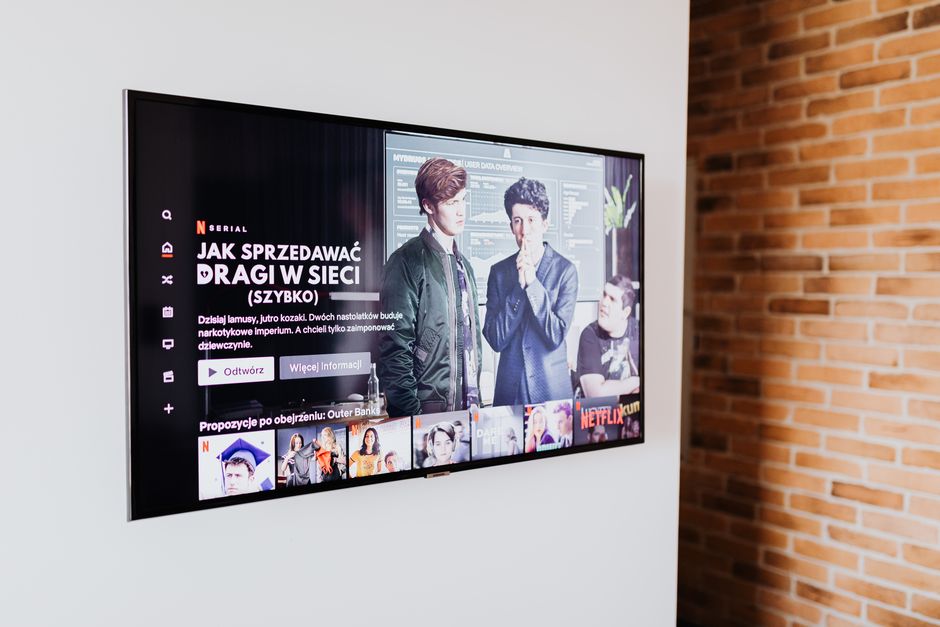 💻 넷플릭스만 켜면 버벅이는 우리 집 TV? 숨겨진 '대역폭 도둑' 5분 만에 잡고 OTT 화질 4K로 돌리는 법