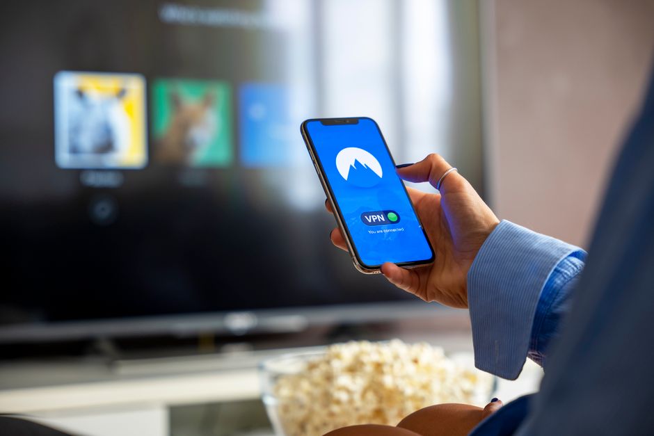 💻 넷플릭스만 켜면 버벅이는 TV? '숨은 대역폭 도둑' 5분 만에 잡고 OTT 화질 4K로 돌리는 법
