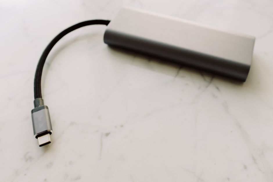 책상 위 깔끔하게 정리된 USB-C 독과 연결된 노트북, 모니터