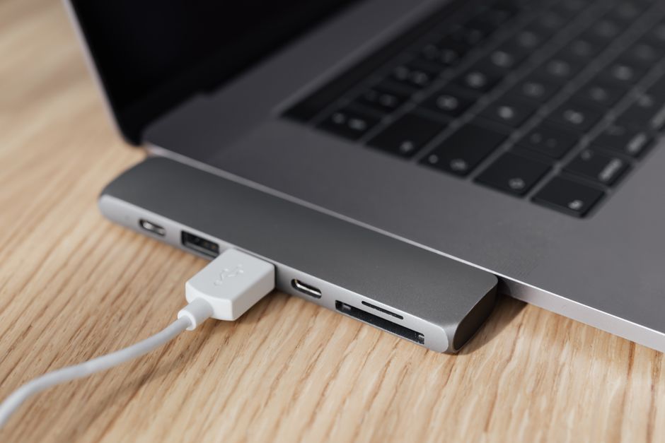 책상 위 깔끔하게 정리된 USB-C 독과 연결된 노트북, 모니터