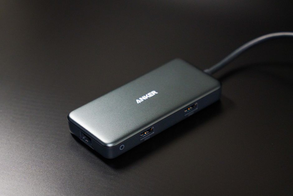 다양한 기기가 연결된 USB-C 허브가 놓인 노트북 작업 환경