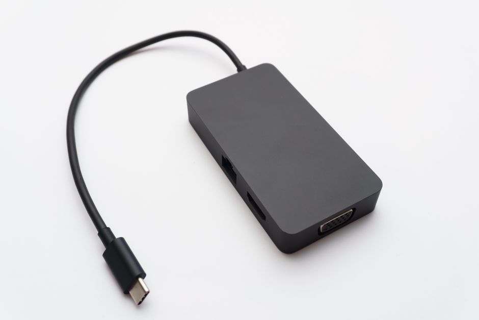 다양한 기기가 연결된 USB-C 허브가 놓인 노트북 작업 환경
