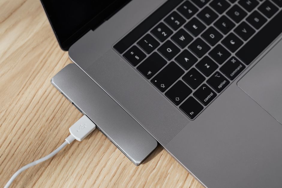 다양한 기기가 연결된 USB-C 허브가 놓인 노트북 작업 환경