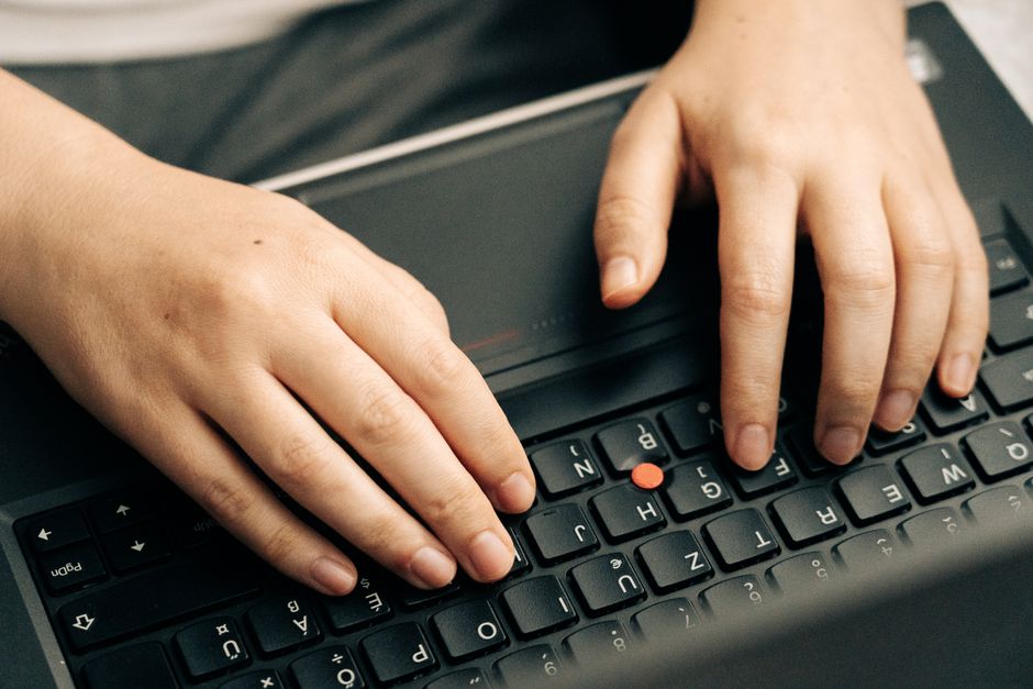 💻 손으로 한 글자씩 누르다 속 터지나요? 시간 낭비, 오타 폭탄 막는 '지능형 키보드' 숨은 기능 7가지
