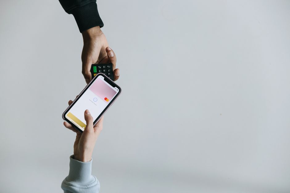 스마트폰 데이터 전송 장면