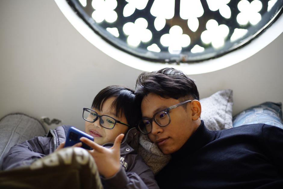 아이가 스마트폰을 사용하는 모습과 부모가 걱정하는 모습