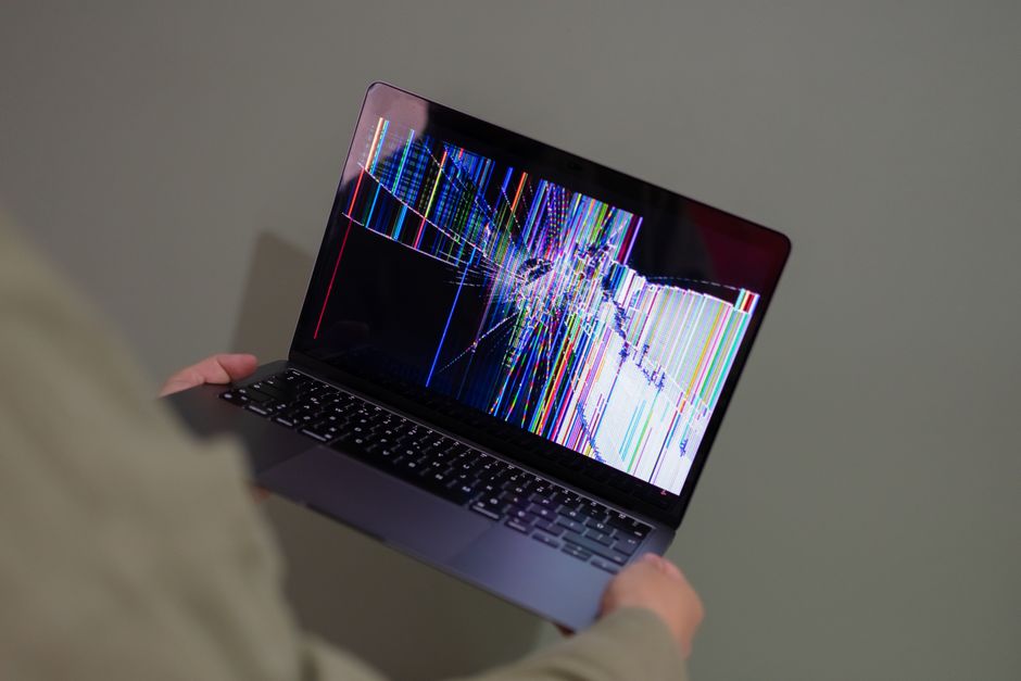 💻 윈도우 부팅할 때마다 바탕화면이 하얗게 뜨나요? 10초 만에 컴퓨터 화면 깜빡임과 로딩 지옥 끝내는 숨은 해결책