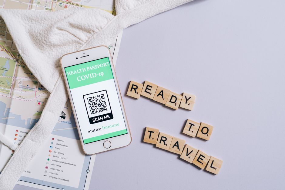 다양한 QR 코드 스캔 및 관리 상황을 보여주는 이미지