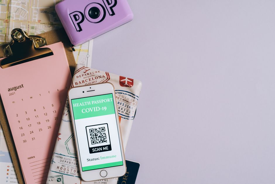 스마트폰으로 QR 코드를 스캔하는 모습과 디지털 흔적을 상징하는 자물쇠 아이콘