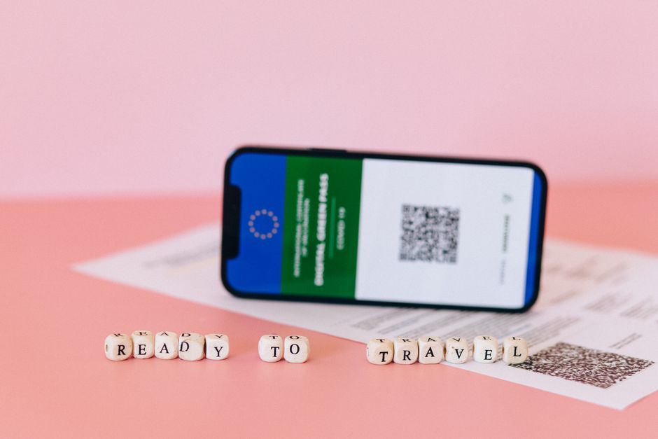 스마트폰으로 QR 코드를 스캔하는 모습과 디지털 흔적을 상징하는 자물쇠 아이콘