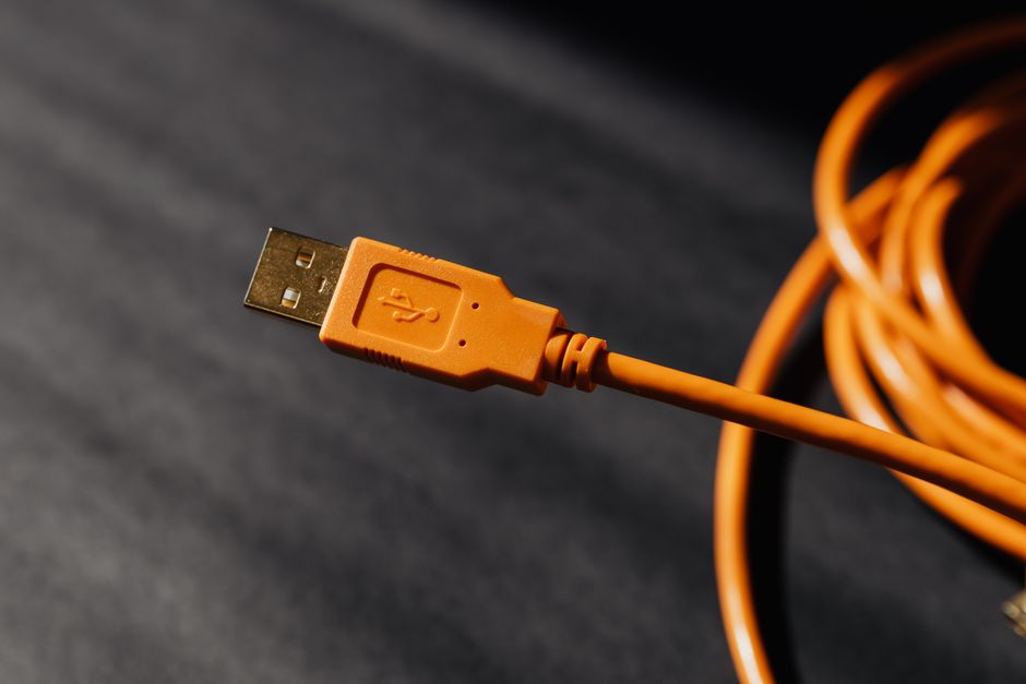 컴퓨터에 USB 기기를 연결하며 답답해하는 사람