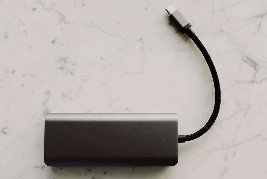 컴퓨터에 USB 기기를 연결하며 답답해하는 사람
