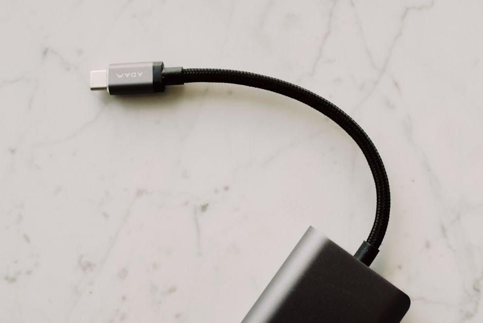 컴퓨터에 USB 기기를 연결하며 답답해하는 사람