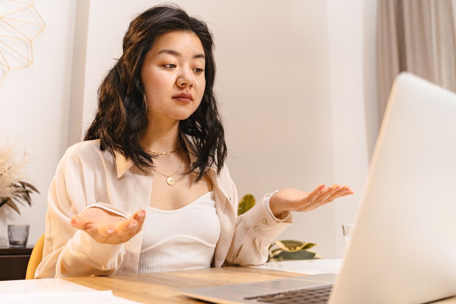 스마트폰 정보의 오류로 혼란스러워하는 모습