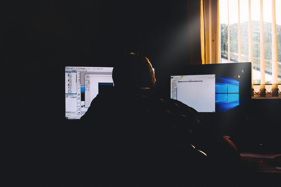 💻 눈부신 화면과 지문 얼룩 때문에 눈 피로, 오터치 지옥인가요? 딱 5분! '디지털 시야' 2배 선명하게 만드는 실속 해결책 5가지